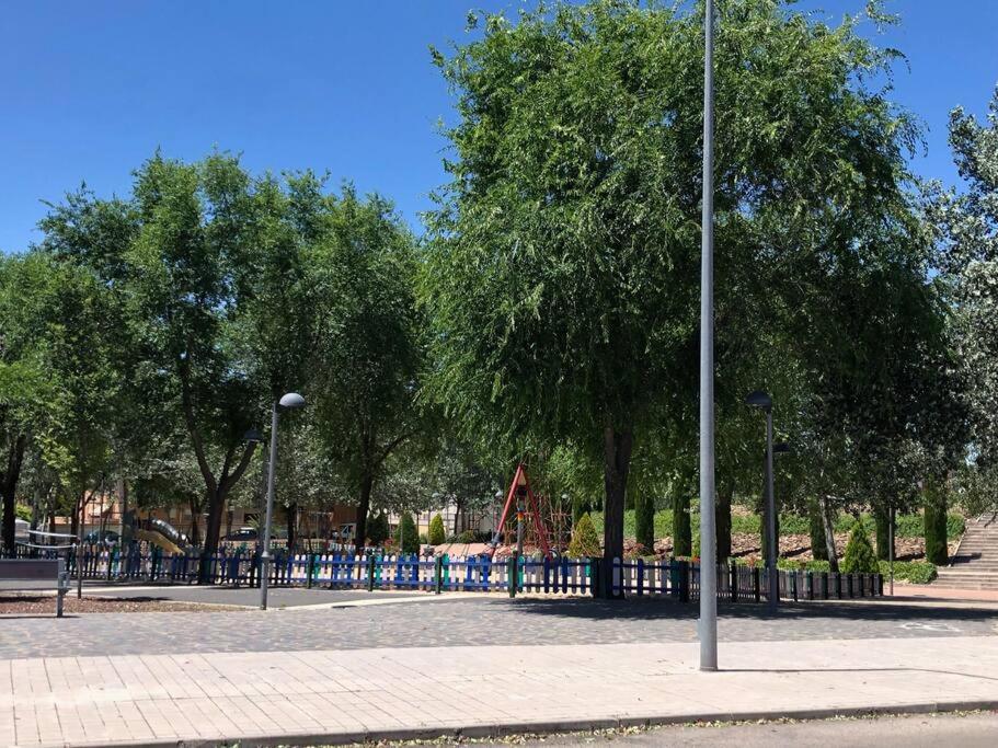 Vut El Parque -Con Piscina En Verano - Aparcamiento En Calle Y Parking Gratis En El Centro Ciudad Real Kültér fotó
