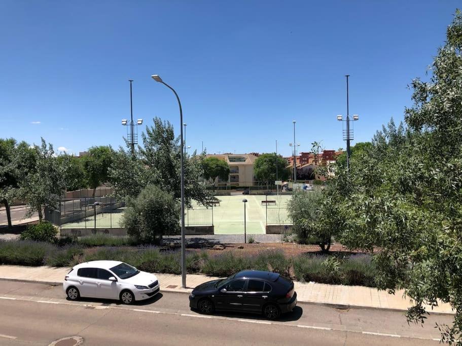 Vut El Parque -Con Piscina En Verano - Aparcamiento En Calle Y Parking Gratis En El Centro Ciudad Real Kültér fotó